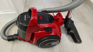 Aspirador sin bolsa Bosch rojo