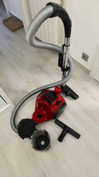 Aspirador sin bolsa Bosch rojo