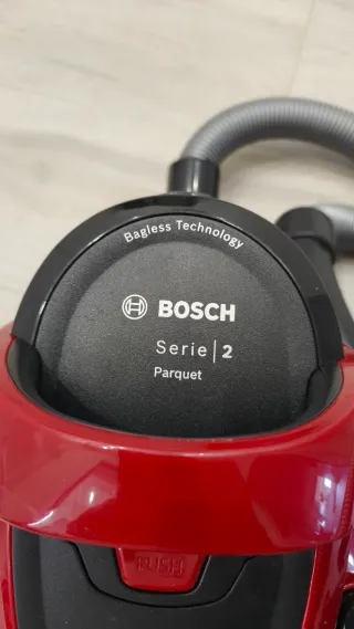 Aspirador sin bolsa Bosch rojo