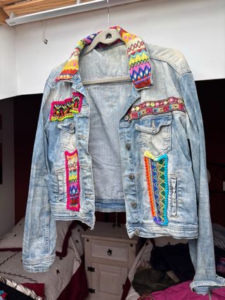 Chaqueta vaquera bordada multicolor