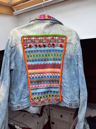 Chaqueta vaquera bordada multicolor