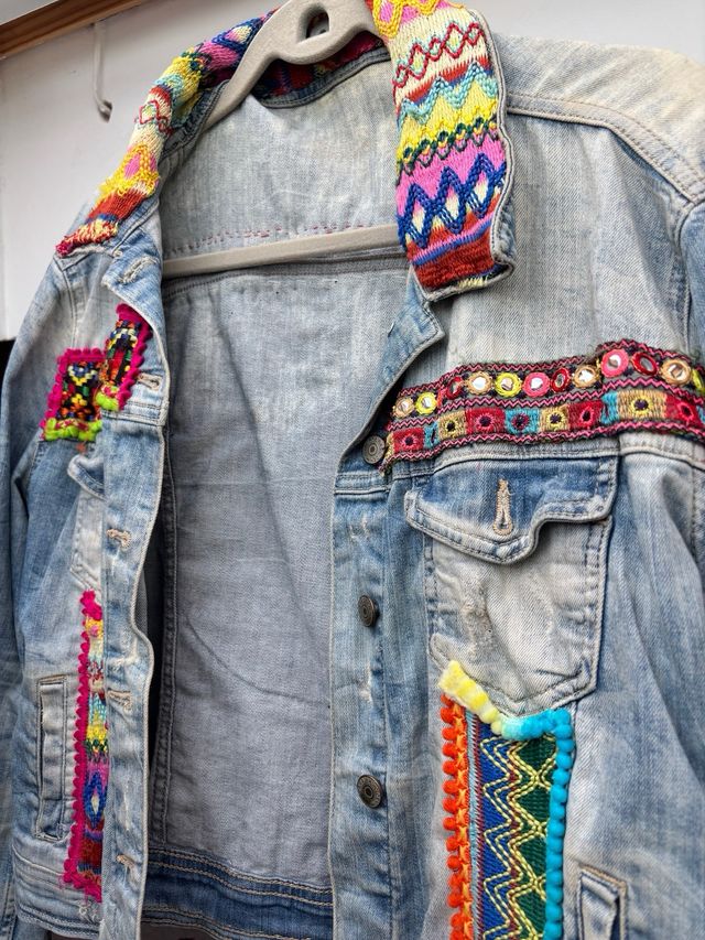 Chaqueta vaquera bordada multicolor