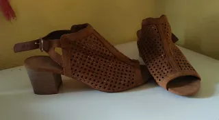 Sandalias Marrones con Tiras y Tacón