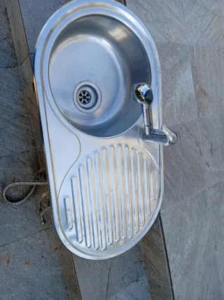 Fregadero acero inoxidable con grifo