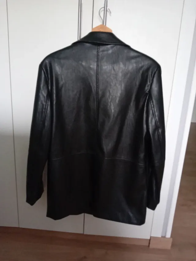 Chaqueta negra efecto piel Stradivarius