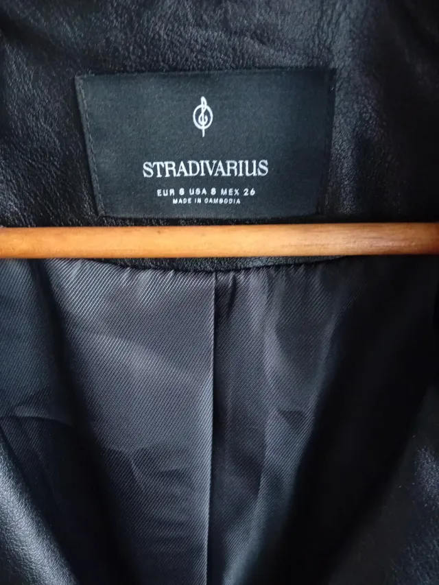 Chaqueta negra efecto piel Stradivarius