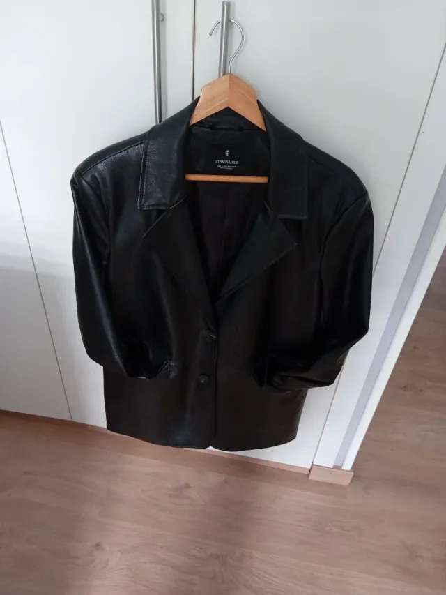 Chaqueta negra efecto piel Stradivarius