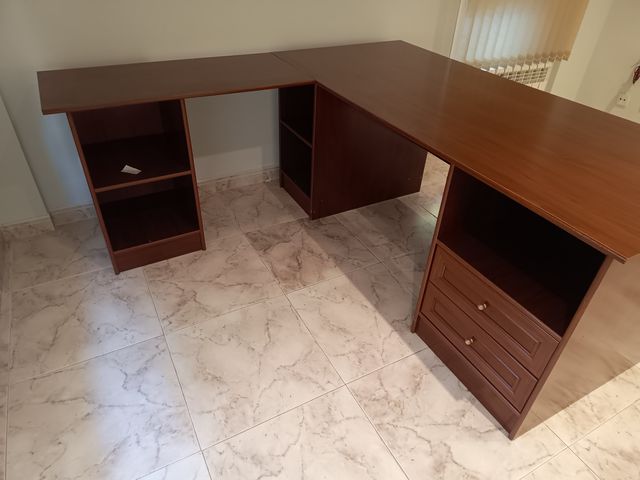 Mesa de despacho en L con cajones