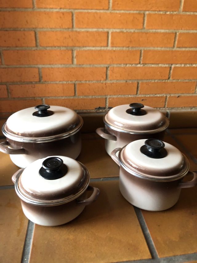 Juego de Cacerolas Esmaltadas Beige y Marrón