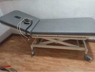 Camilla para masajes con sistema hidráulico.