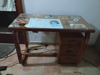 Dattilo in legno massello con piano in vetro