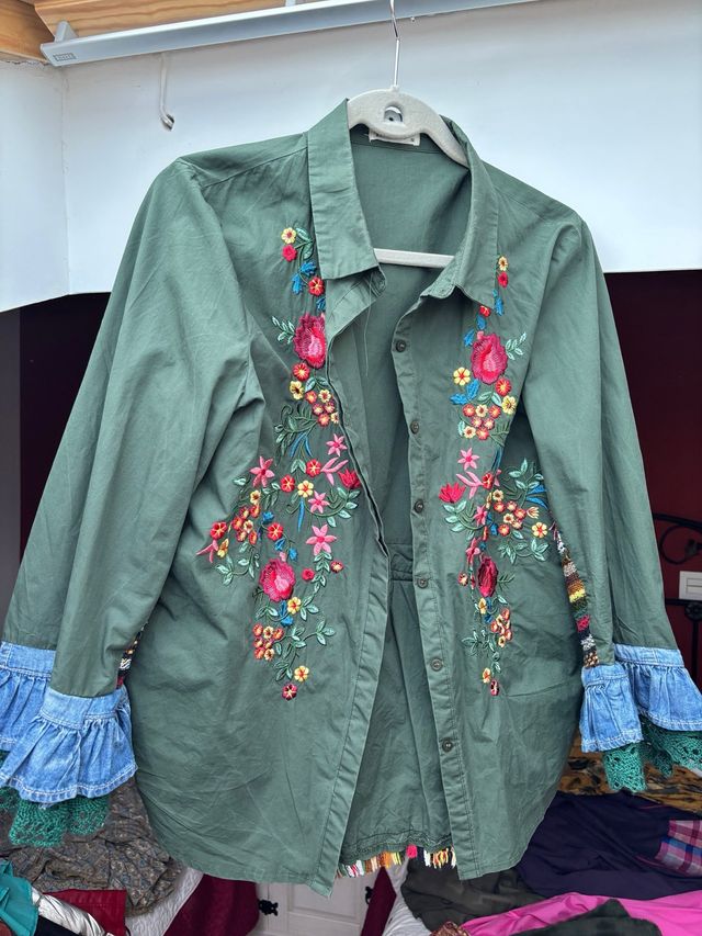 Camisa verde bordada floral