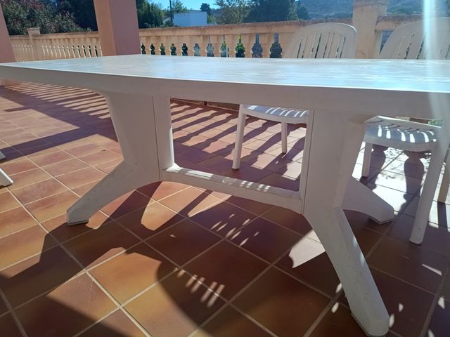 Mesa de terraza de plástico blanca