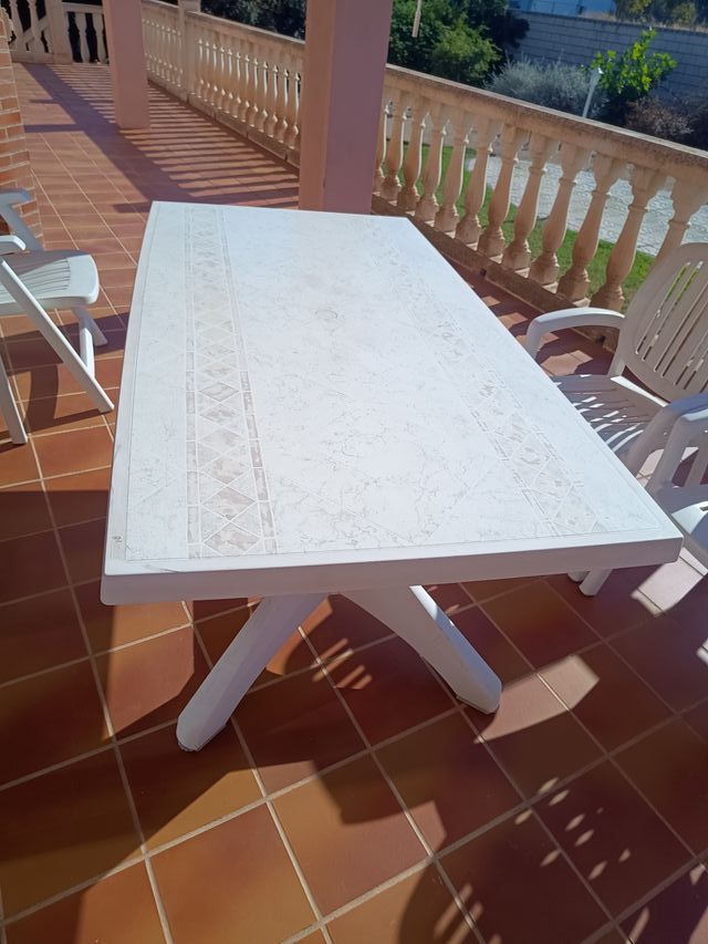 Mesa de terraza de plástico blanca