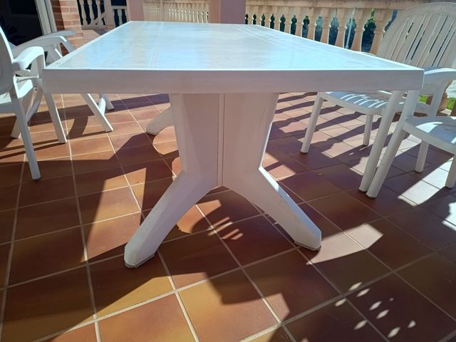 Mesa de terraza de plástico blanca