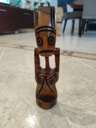 Figura decorativa de madera tallada
