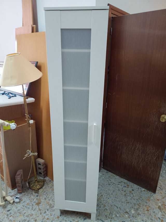 Armario estrecho blanco con baldas