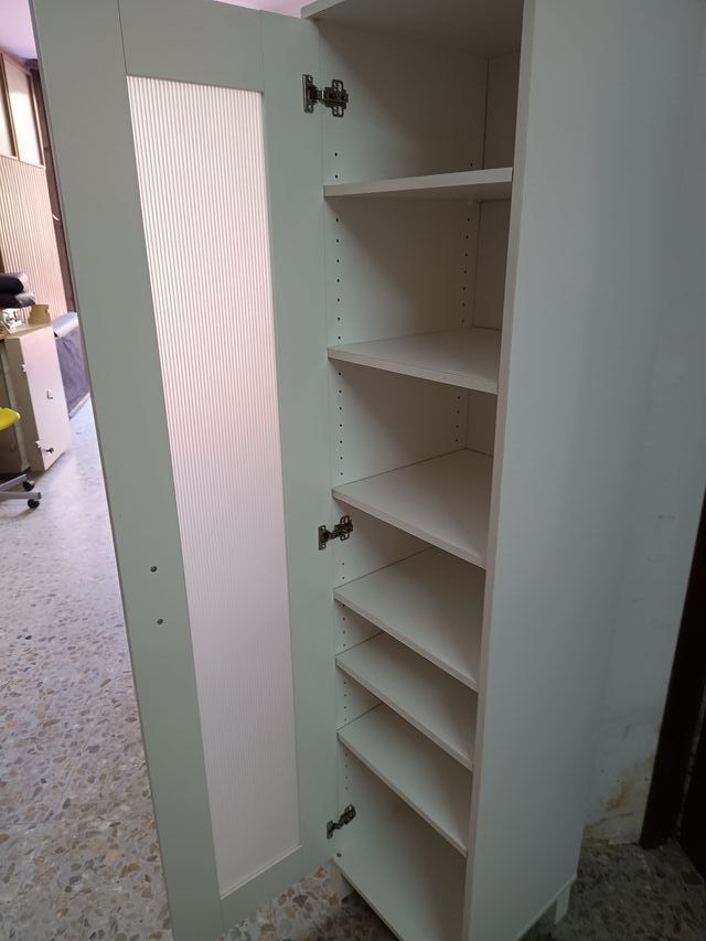 Armario estrecho blanco con baldas