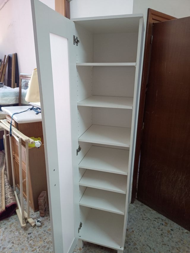 Armario estrecho blanco con baldas
