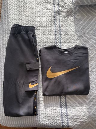Conjunto Nike Gris y Dorado.