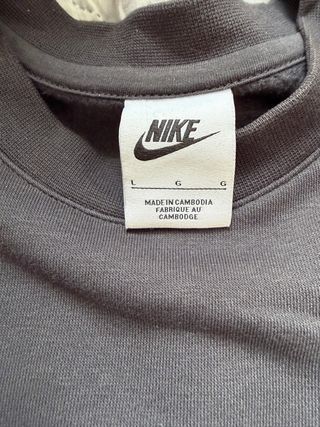 Conjunto Nike Gris y Dorado.