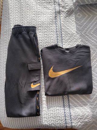 Conjunto Nike Gris y Dorado.