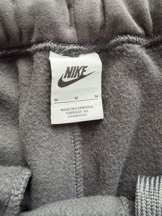 Conjunto Nike Gris y Dorado.