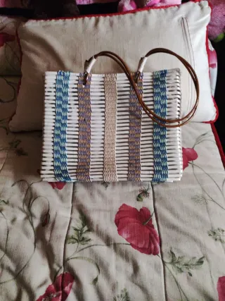 Bolso de mano blanco con rayas