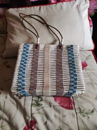 Bolso de mano blanco con rayas