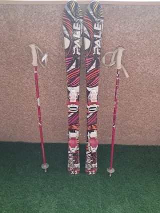 Esquís 110 cm y bastones infantiles en bues estado