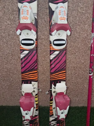 Esquís 110 cm y bastones infantiles en bues estado