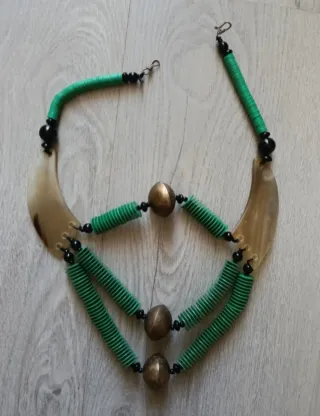 Collar Africano Hecho a Mano Verde y Dorado