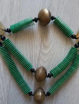 Collar Africano Hecho a Mano Verde y Dorado
