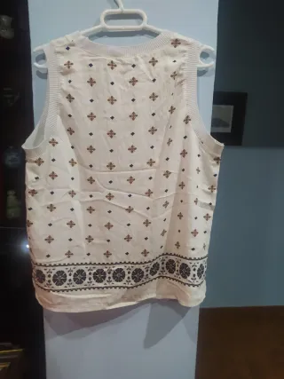 Blusa sin mangas con estampado floral