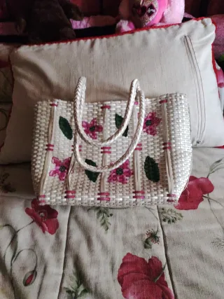 Bolso de mano blanco con flores rosas