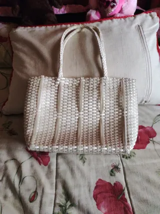Bolso de mano blanco con flores rosas