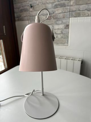 Lámpara de mesa infantil rosa. Lámpara escritorio