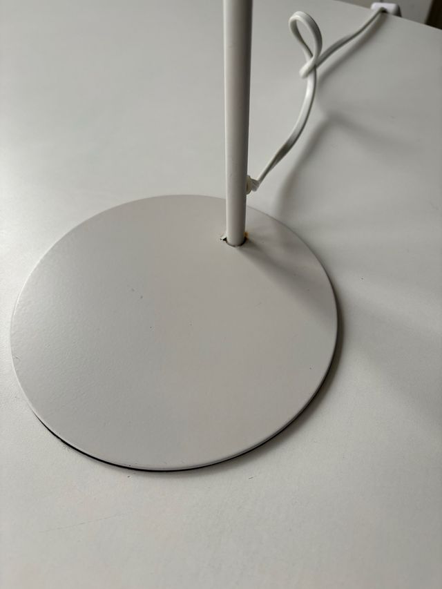 Lámpara de mesa infantil rosa. Lámpara escritorio