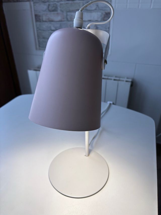Lámpara de mesa infantil rosa. Lámpara escritorio