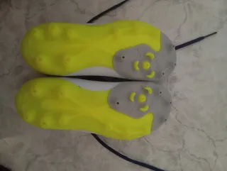 Botas de fútbol para niño NUEVAS SIN ESTRENAR #31