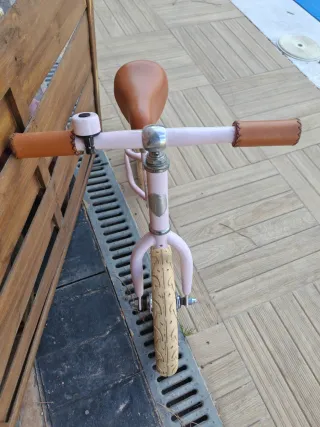 Bicicleta de equilibrio rosa Banwood