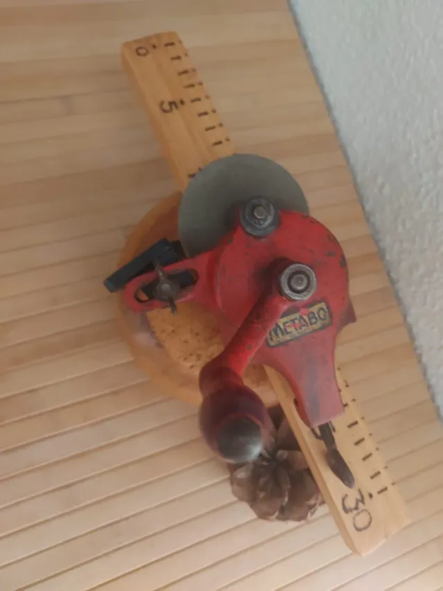 Antico Esmeril. Smerigliatrice manuale marca METABO, in buone condizioni. Si può fissare al tavolo da lavoro e ruotare con manovella manuale.