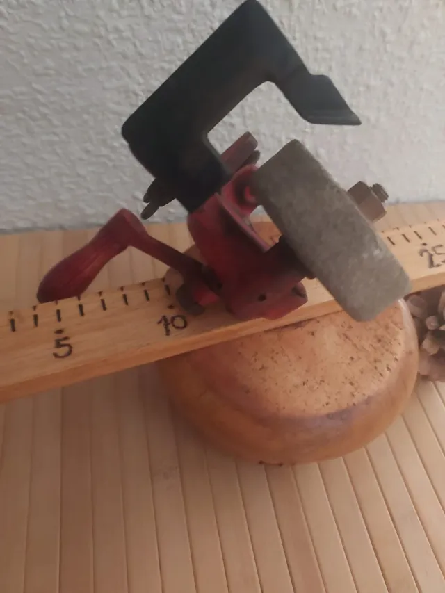 Antico Esmeril. Smerigliatrice manuale marca METABO, in buone condizioni. Si può fissare al tavolo da lavoro e ruotare con manovella manuale.