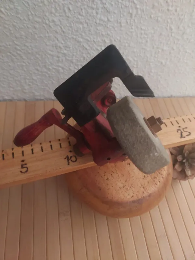 Antico Esmeril. Smerigliatrice manuale marca METABO, in buone condizioni. Si può fissare al tavolo da lavoro e ruotare con manovella manuale.