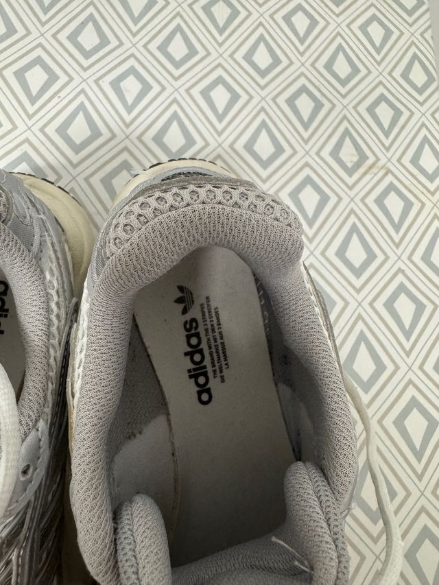 Zapatillas Adidas Ozmillen Plata y Blanco