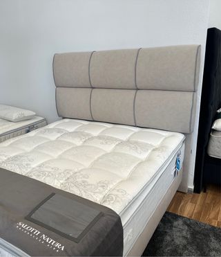 Cabecero tapizado antimanchas.