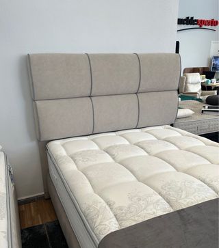Cabecero tapizado antimanchas.