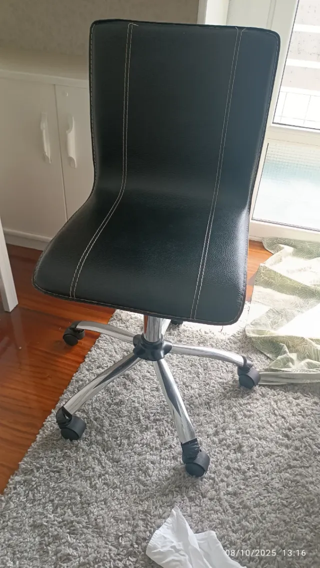 Silla de escritorio giratoria negra