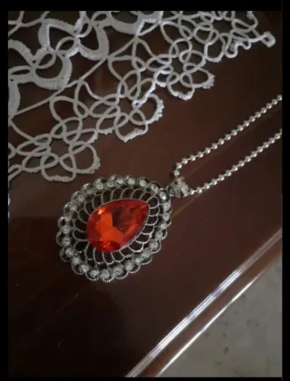 Collana con ciondolo rosso e argentato