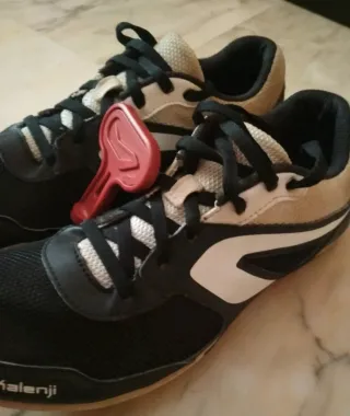 Zapatillas atletismo Kalenji negras y beige